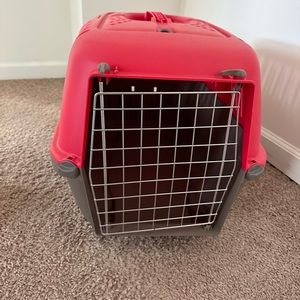 Pet kennel. Perfect for small pets. Never been used. Perfect condition.